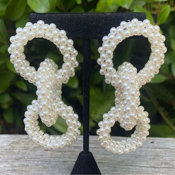 NWOT New Amber Sceats x Revolve Willow Pearl Loop Post Earrings Bridal Classic - Picture 2 of 4